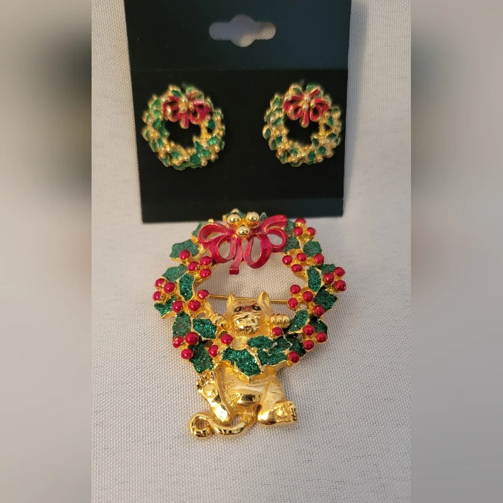 Vintage Danecraft Brooch Cat Hanging on a Holiday Wreath Wreath Earrings